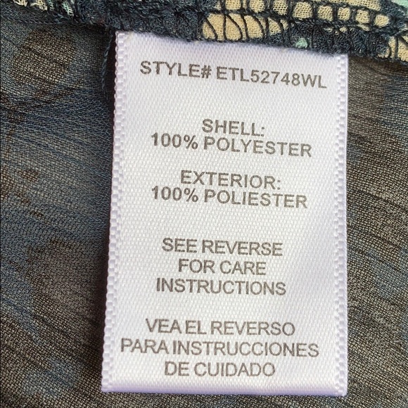 ⭐️Evereve En Creme Button Back Floral Top Large - Picture 8 of 8